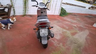 Scooter Aprilia gris