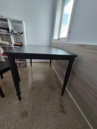 Mesa de comedor negra