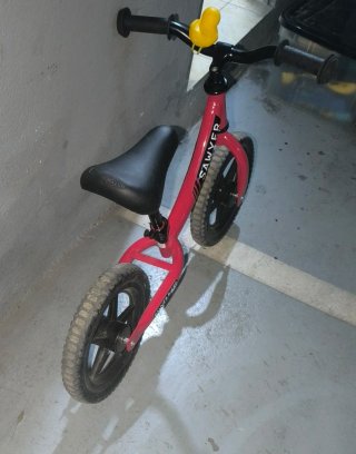 Bicicleta de equilibrio roja