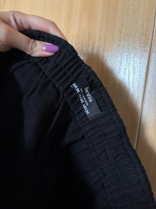 Falda negra Bershka con cinturón