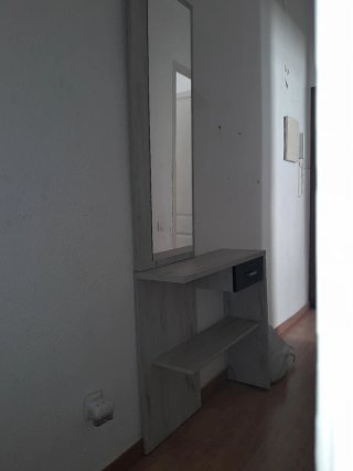 Recibidor de madera y cristal