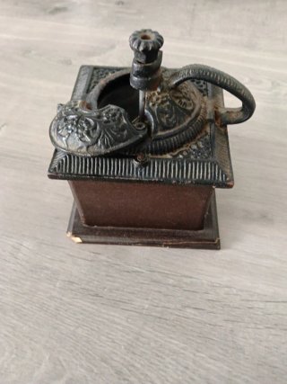 Molinillo de café antiguo de madera y hierro