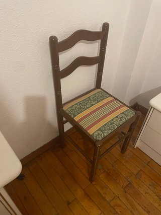 Silla de madera con asiento estampado