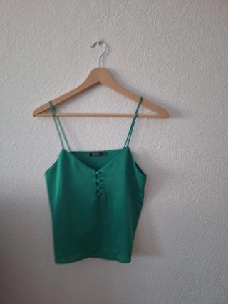 Camiseta Bershka verde tirantes botones