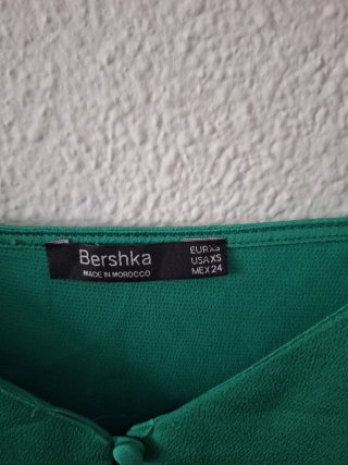 Camiseta Bershka verde tirantes botones
