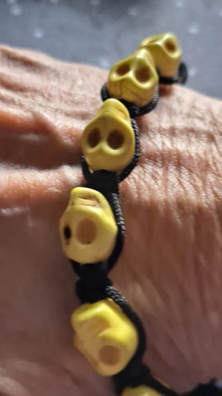 Bracciale con teschi gialli e perle nere in ematit