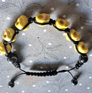 Bracciale con teschi gialli e perle nere in ematit