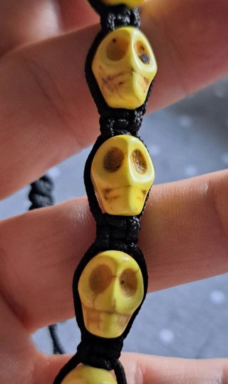 Bracciale con teschi gialli e perle nere in ematit