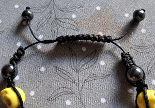 Bracciale con teschi gialli e perle nere in ematit