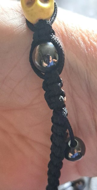 Bracciale con teschi gialli e perle nere in ematit
