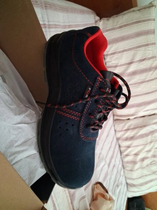Zapatos de seguridad nuevos