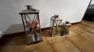 Farolillos decorativos plateados y rosas
