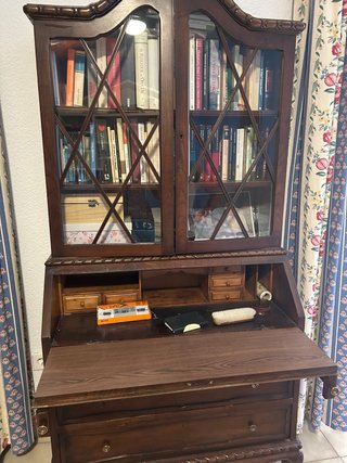 Librería clásica de madera y cristal