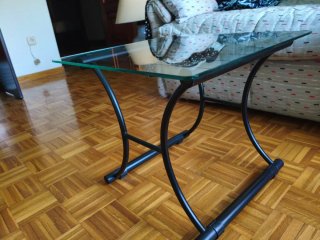Mesa auxiliar cristal y metal.