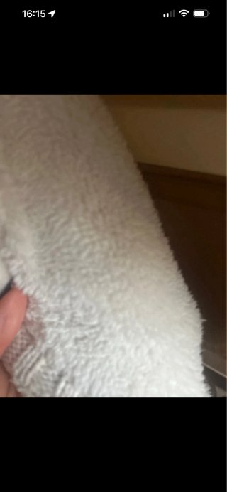 Chaqueta de punto beige con cuello de pelo.