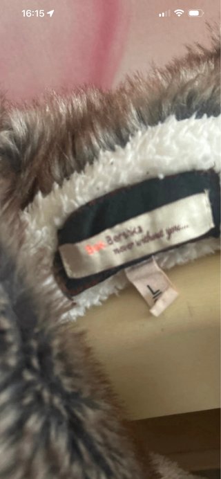 Chaqueta de punto beige con cuello de pelo.