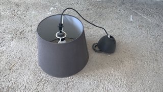 Lámpara colgante tela gris y base negra