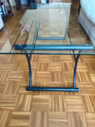 Mesa auxiliar cristal y metal negro