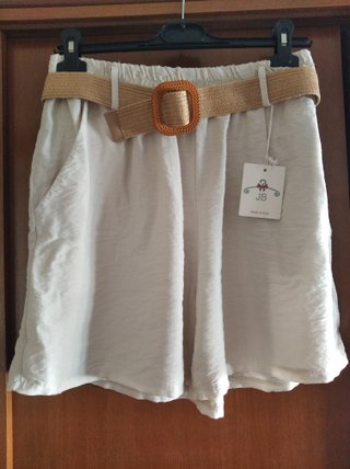 JB Pantalón corto beige con cinturón