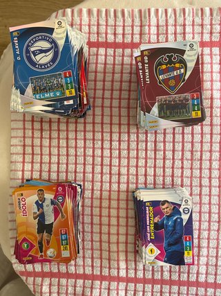Cromos Adrenalyn 2021-22: D. Alavés, Levante UD