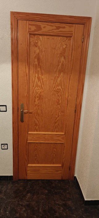 Puerta madera maciza en muy buen estado.