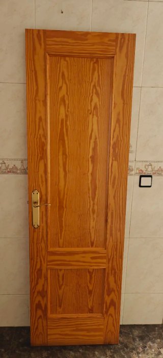 Puerta madera maciza en muy buen estado.