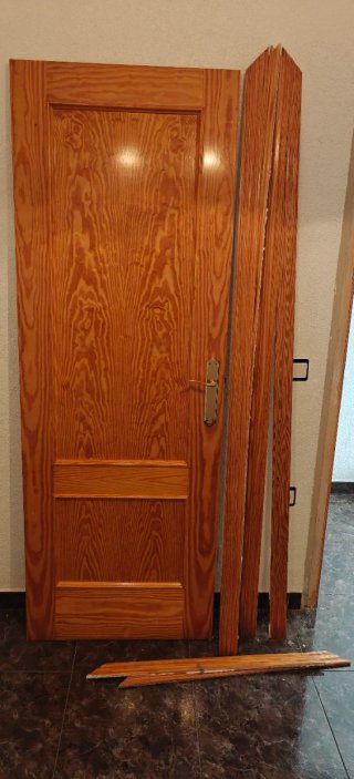Puerta madera maciza en muy buen estado.
