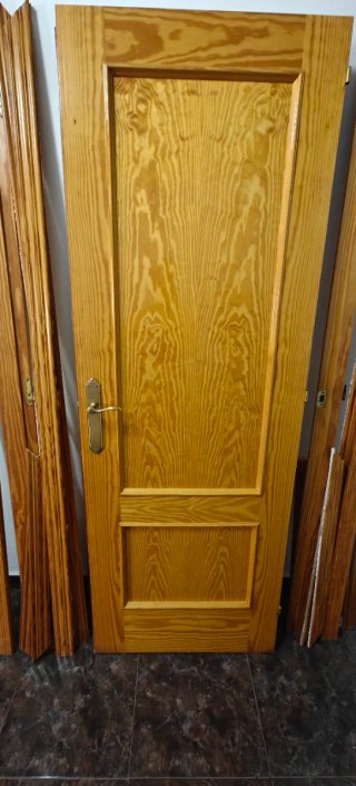 Puerta madera maciza en muy buen estado.