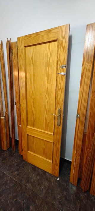 Puerta madera maciza en muy buen estado.