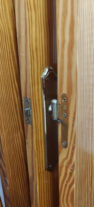 Puerta madera maciza en muy buen estado.