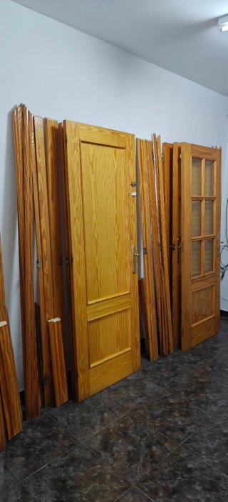 Puerta madera maciza en muy buen estado.