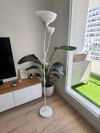 Lámpara de pie blanca Ikea