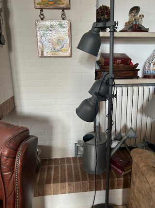 Lámpara de pie multifoco gris