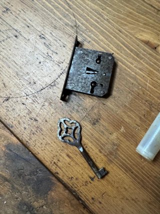 Cerradura antigua con llave