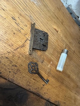 Cerradura antigua con llave