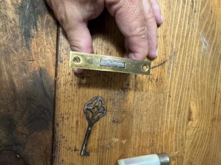 Cerradura antigua con llave