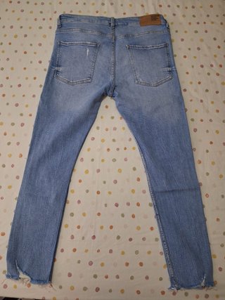 Pantalón vaquero con detalles rotos