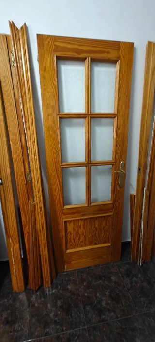 Puerta madera maciza con cristal en buen estado.
