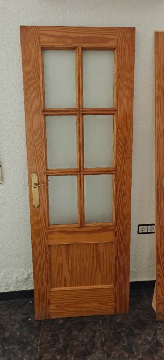 Puerta madera maciza con cristal en buen estado.
