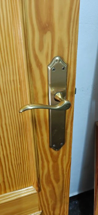 Puerta madera maciza con cristal en buen estado.