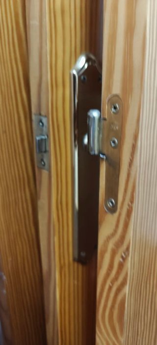 Puerta madera maciza con cristal en buen estado.