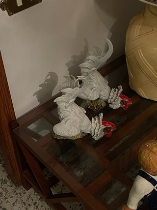 Figuras de gallos de cerámica blanca La Martine