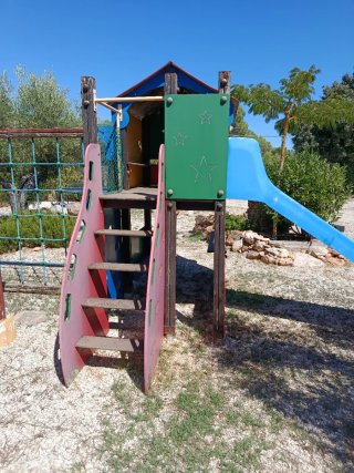 Parque infantil con tobogán movipark