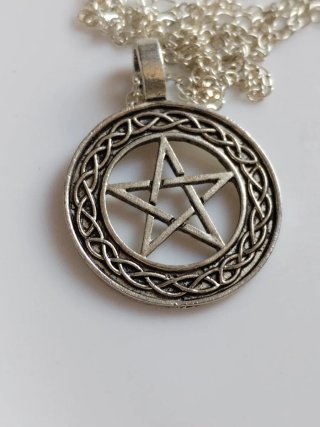 Collana con ciondolo pentacolo