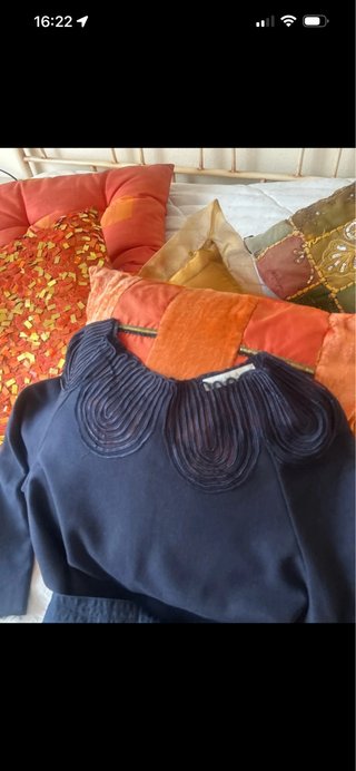 Vestido azul con detalle escote
