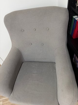 Sillón orejero gris tela