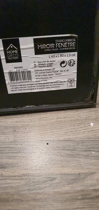 Espejo de cristal negro y transparente
