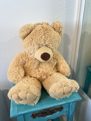 Oso de peluche grande con suéter