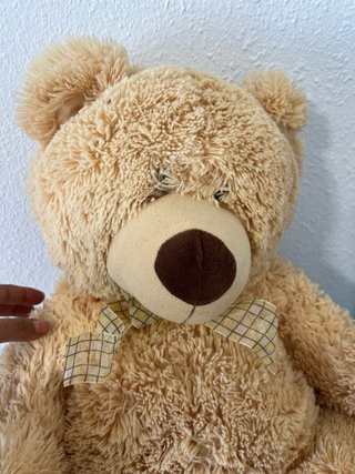 Oso de peluche grande con suéter
