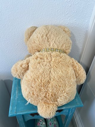 Oso de peluche grande con suéter